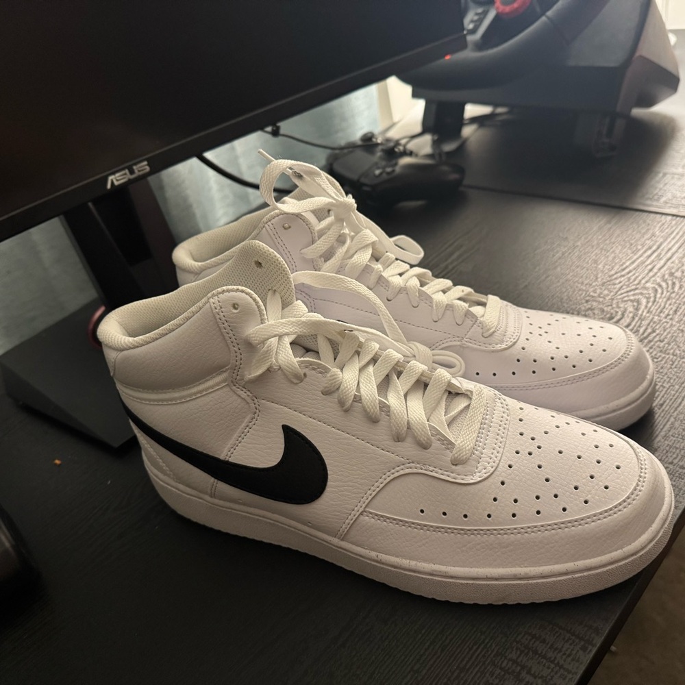 Nike White and Black Sneakers Classic Design (Brand new)